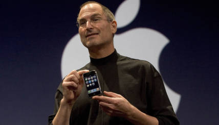 Steve Jobs mostra il primo iPhone nel 2007 (Photo by David Paul Morris/Getty Images)
