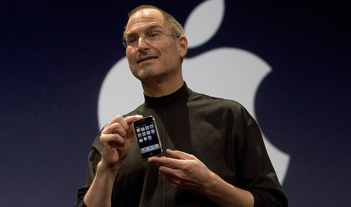 Steve Jobs mostra il primo iPhone nel 2007  (Photo by David Paul Morris/Getty Images)