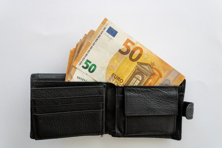 banconote 50 euro nel portafoglio