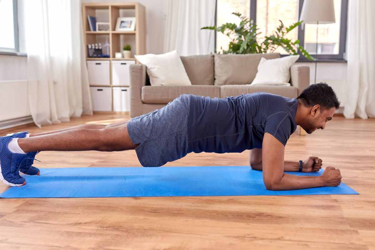 Come rimettersi in forma per l’estate: 10 esercizi da fare a casa per dimagrire